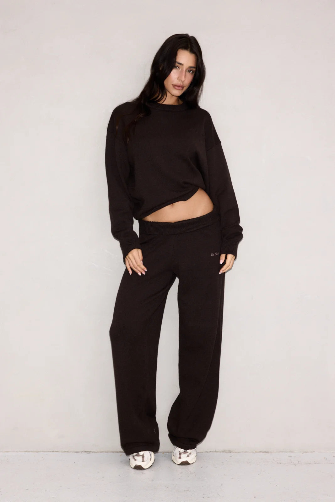 SOFT KNIT CREWNECK BRUN i SOFT KNIT TROUSERS BRUN - Le Privé