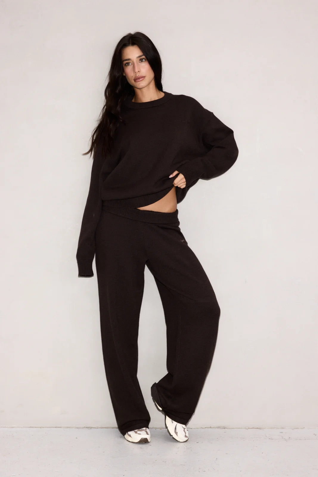 SOFT KNIT CREWNECK BRUN i SOFT KNIT TROUSERS BRUN - Le Privé